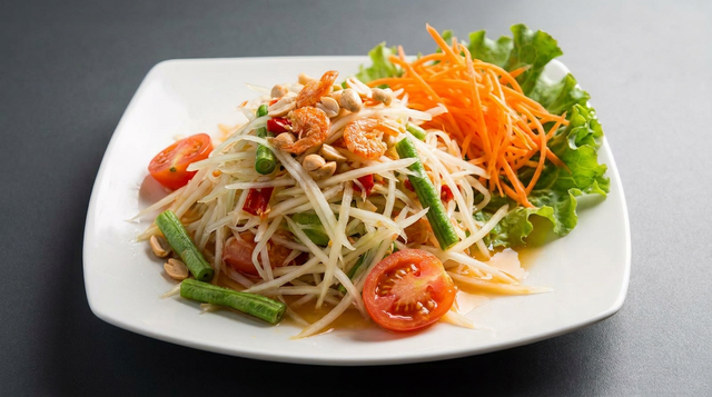 Som Tum (Papaya Salad).